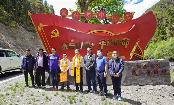 尊龙凯时集团党委书记、董事长任丁率队赴麻格同村推进对口帮扶工作