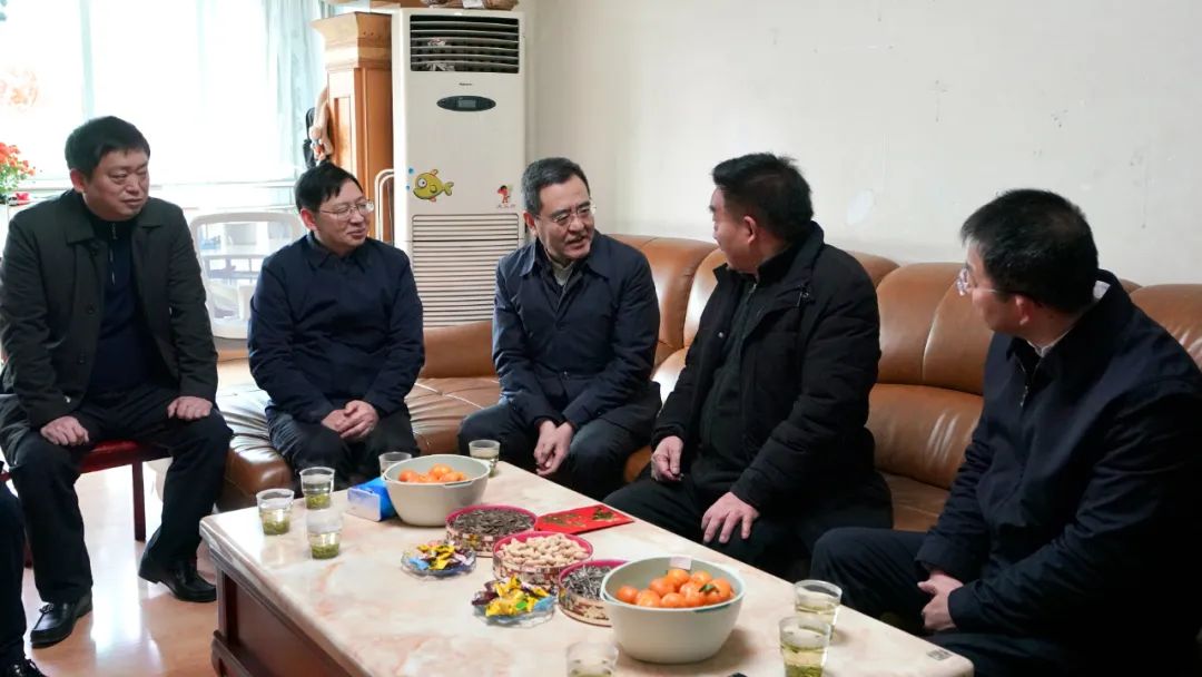 省国资委党委书记、主任冯文生等领导走访慰问省尊龙凯时集团老党员、老干部