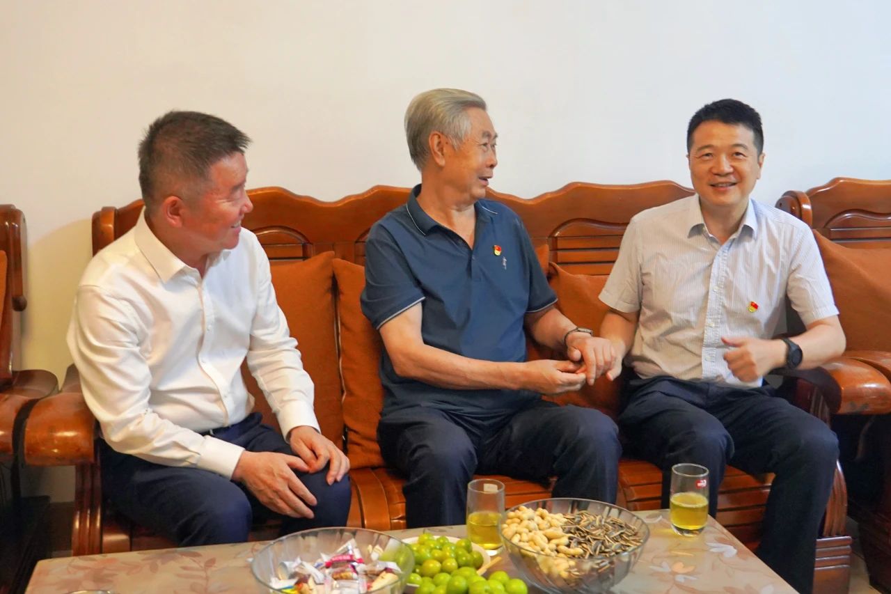 省尊龙凯时集团党委书记、董事长游勇开展“七一”走访